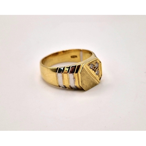 41 - An 18 K two colour gold, diamond (0.10 carats) signet ring. Size: S, Weight: 9.3 g.