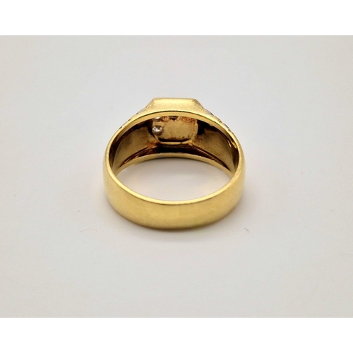 41 - An 18 K two colour gold, diamond (0.10 carats) signet ring. Size: S, Weight: 9.3 g.