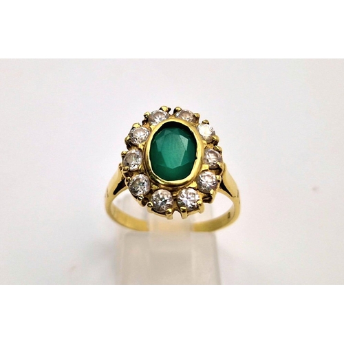 58 - An 18 K yellow gold, stone set cluster ring. Size: Q, weight: 5.6 g.