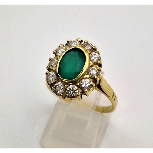 58 - An 18 K yellow gold, stone set cluster ring. Size: Q, weight: 5.6 g.