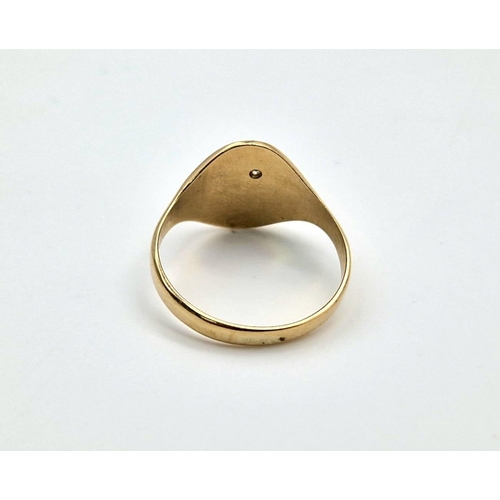 93 - A 9 K yellow gold diamond signet ring. Size: T, weight: 3.6 g.