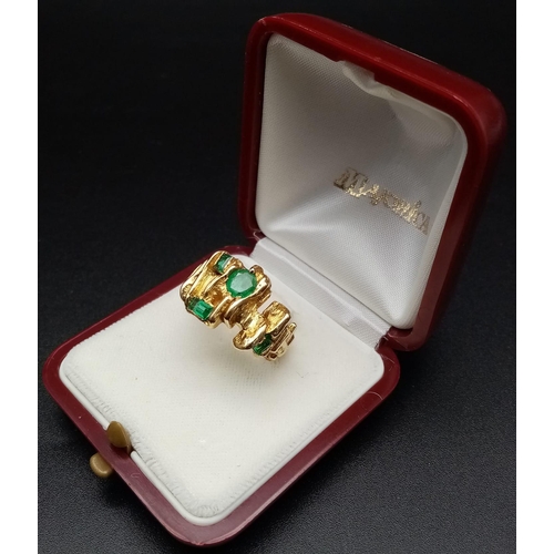 119 - A vintage and very unique, 18 K yellow gold ring with a group of Colombian natural emeralds of diffe... 