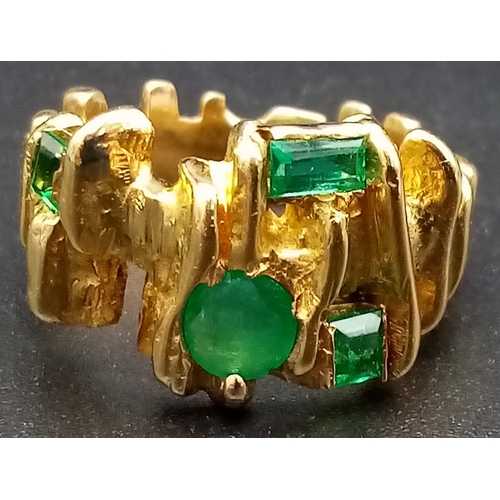 119 - A vintage and very unique, 18 K yellow gold ring with a group of Colombian natural emeralds of diffe... 