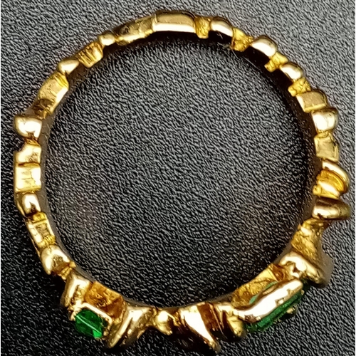 119 - A vintage and very unique, 18 K yellow gold ring with a group of Colombian natural emeralds of diffe... 