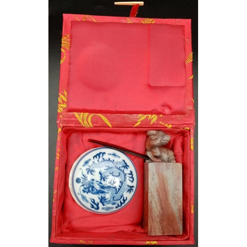 231 - A wonderful Chinese seal set, with cinnabar ink in blue and white porcelain container and horn spatu... 