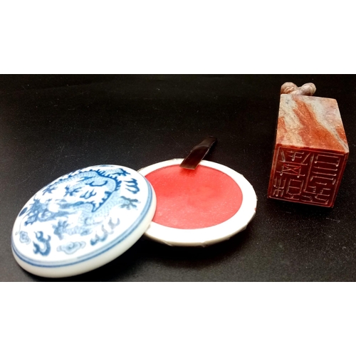 231 - A wonderful Chinese seal set, with cinnabar ink in blue and white porcelain container and horn spatu... 