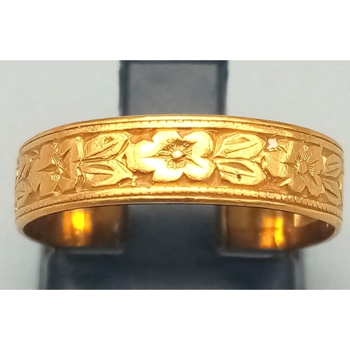 7 - A Vintage 22k Yellow Gold Band Ring. Geometric engraved decoration. Size K 1/2. 2.28g