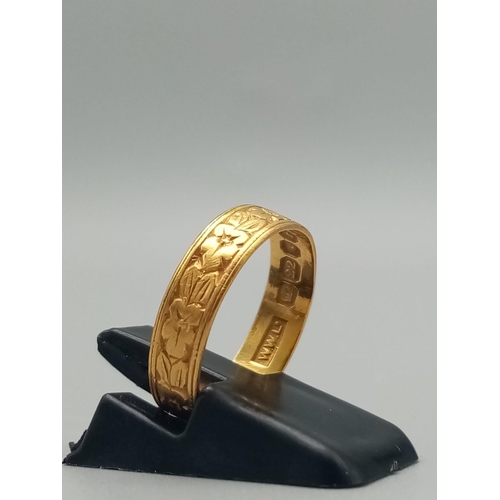 7 - A Vintage 22k Yellow Gold Band Ring. Geometric engraved decoration. Size K 1/2. 2.28g