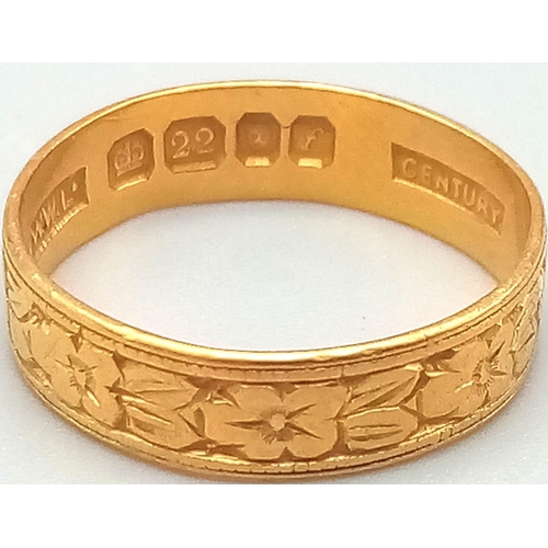 7 - A Vintage 22k Yellow Gold Band Ring. Geometric engraved decoration. Size K 1/2. 2.28g