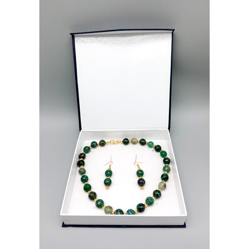 196 - A marvellous, large beaded (14 mm), crackled, green agate necklace and earrings set in a presentatio... 