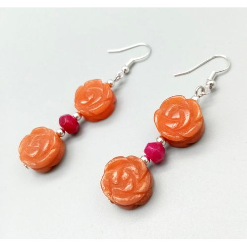 210 - A highly unusual carnelian and ruby necklace and earrings set. Hand carved, rose shaped, carnelian b... 