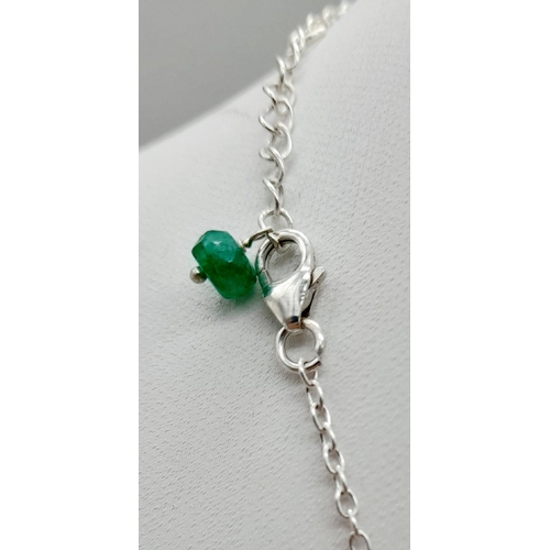 722 - An Emerald Tear-Drop Shape Bead Necklace with Matching Drop Earrings. Set in 925 Silver. Necklace - ... 