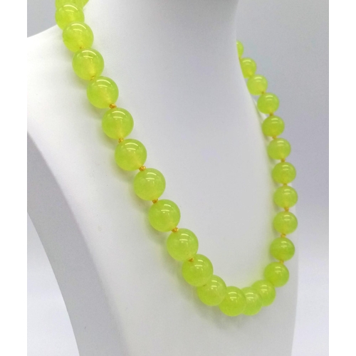 514 - A Vibrant Apple-Green Peridot Beaded Necklace. 44cm length. 12mm beads.