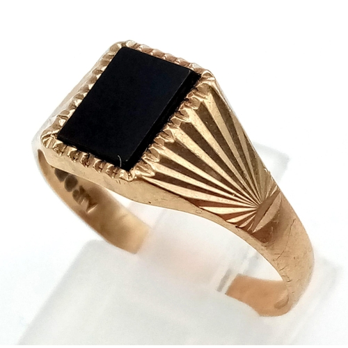 552 - A Vintage 9k Yellow Gold Onyx Signet Ring. Size S. UK full hallmark. 2.61g total weight.