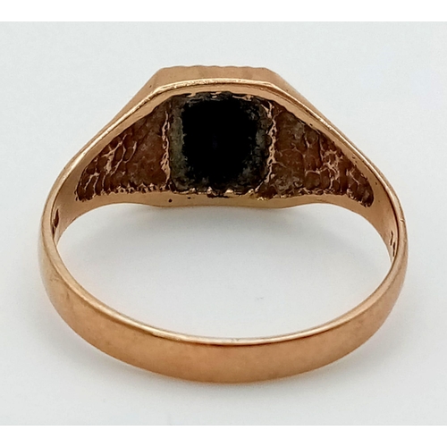 552 - A Vintage 9k Yellow Gold Onyx Signet Ring. Size S. UK full hallmark. 2.61g total weight.