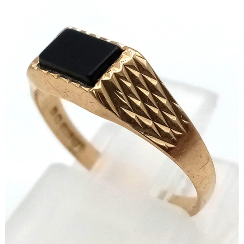 573 - A Vintage 9K Yellow Gold Ladies Onyx Signet Ring. Full Uk hallmark. Size J. 1.21g total weigt.