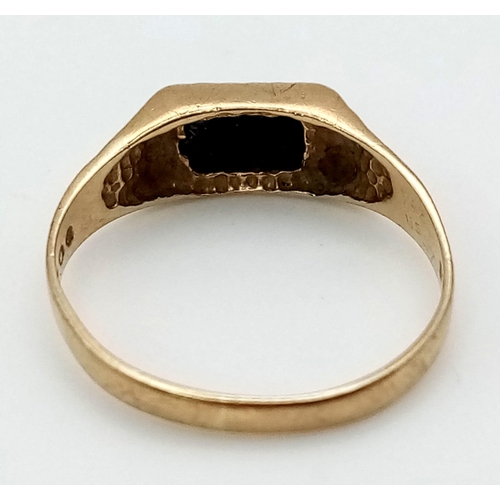 573 - A Vintage 9K Yellow Gold Ladies Onyx Signet Ring. Full Uk hallmark. Size J. 1.21g total weigt.