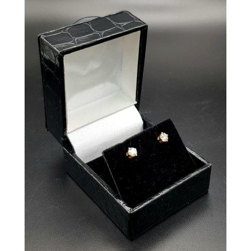 131 - A Pair of 18K Gold and Diamond Stud Earrings. 0.5ct total diamond weight. Quality VVS/VS white diamo... 