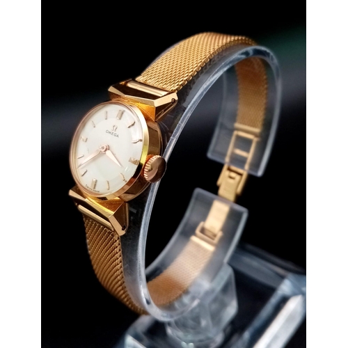 40 - A Wonderful Vintage 18K Gold Ladies Omega Watch. 18K gold bracelet and case - 14mm. White dial. Mech... 