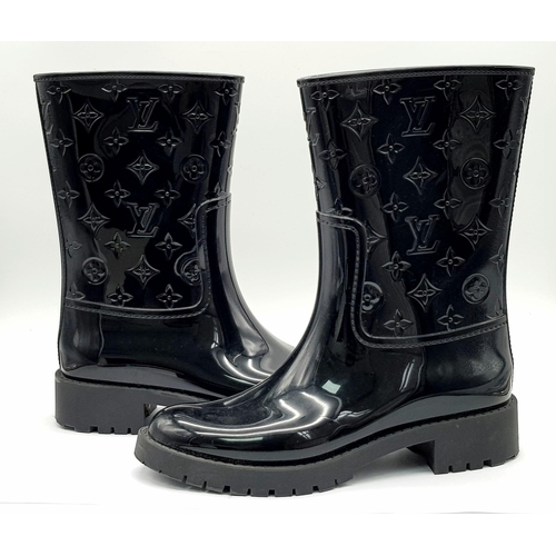 495 - A Pair of Louis Vuitton Women's Black Rubber Wellington Boots. Size 39. In good condition but please... 