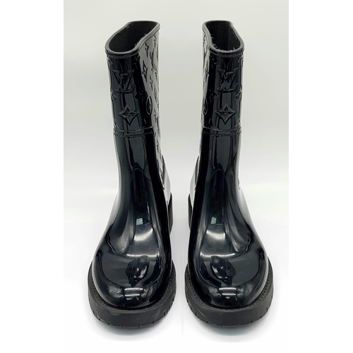 495 - A Pair of Louis Vuitton Women's Black Rubber Wellington Boots. Size 39. In good condition but please... 