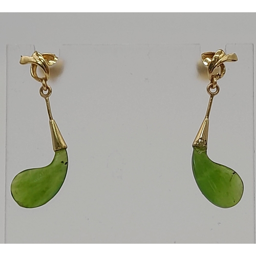 438 - 14k yellow gold jade drop earrings, 2.4g