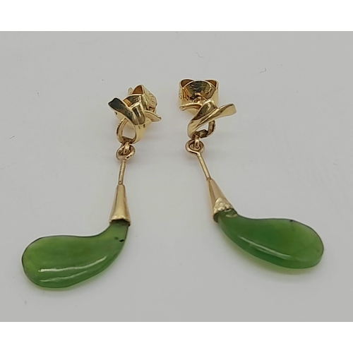 438 - 14k yellow gold jade drop earrings, 2.4g