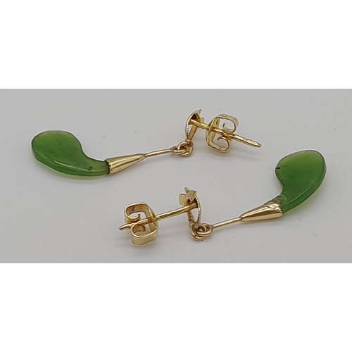 438 - 14k yellow gold jade drop earrings, 2.4g