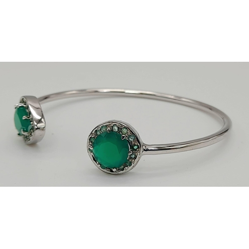 488 - A Silver Bangle with Green Onyx Emerald Gemstones. 4.80 Ct. 13.60g total weight.