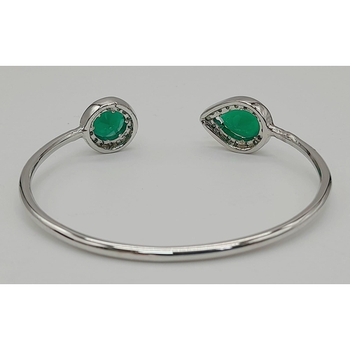 488 - A Silver Bangle with Green Onyx Emerald Gemstones. 4.80 Ct. 13.60g total weight.