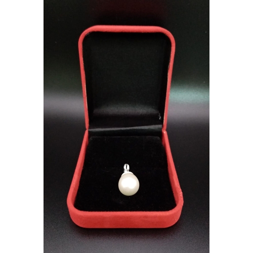 675 - A 21ct Pearl set in 925 Sterling Silver Pendant. 25mm. Ref: V29