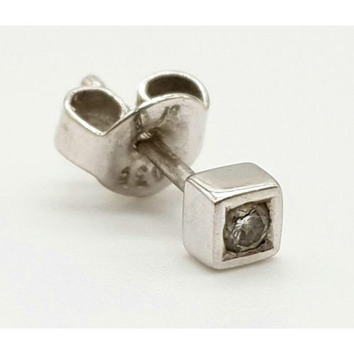 831 - An 18 K white gold pair of diamond stud earrings. Weight: 0.5 g.