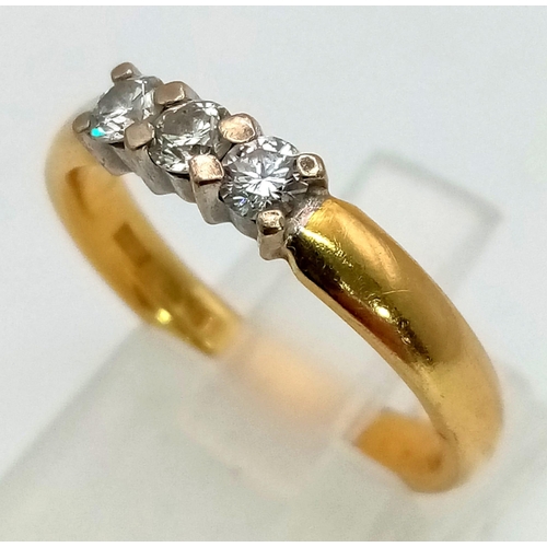 737 - An 18K yellow gold ring with three quality diamonds (0.30 carats). Ring size: N, weight: 4.4 g.