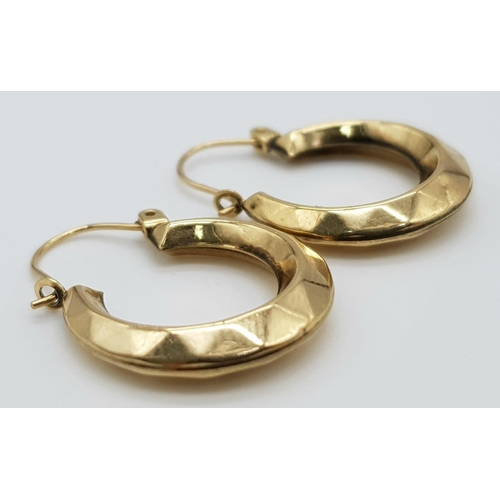 779 - 9k yellow gold knife edge hoop earrings. Weighs 1.3g. 1.8cm diameter