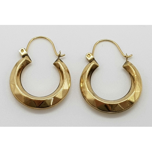 779 - 9k yellow gold knife edge hoop earrings. Weighs 1.3g. 1.8cm diameter