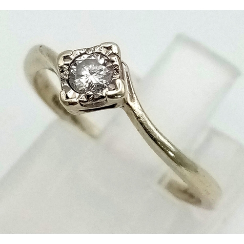 815 - A 9K white gold, compass set, diamond solitaire, twist ring (diamond 0.15 carats). Ring size: J, wei... 