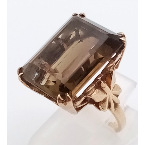 191 - A Vintage 9K Yellow Gold Smoky Quartz Ring. 15ct rectangular smoky quartz on a pierced gold setting.... 