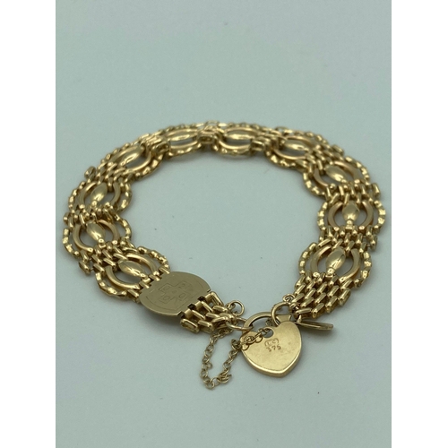 63 - 9 carat Yellow GOLD designer link GATE BRACELET with gold padlock fastener. Beautiful condition. 8 g... 