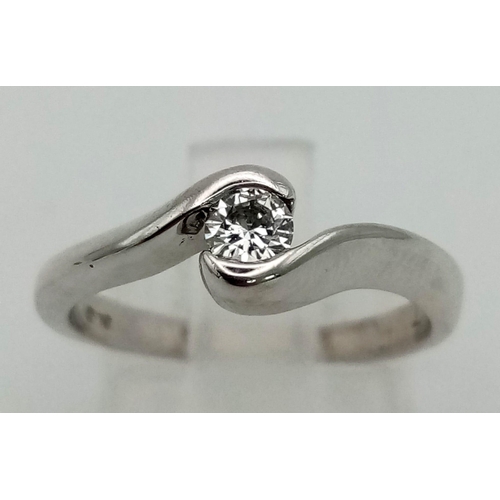 200 - 9K WHITE GOLD DIAMOND SOLITAIRE TWIST RING 0.17CT 2.7G SIZE M