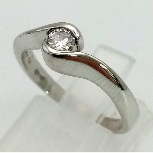 200 - 9K WHITE GOLD DIAMOND SOLITAIRE TWIST RING 0.17CT 2.7G SIZE M