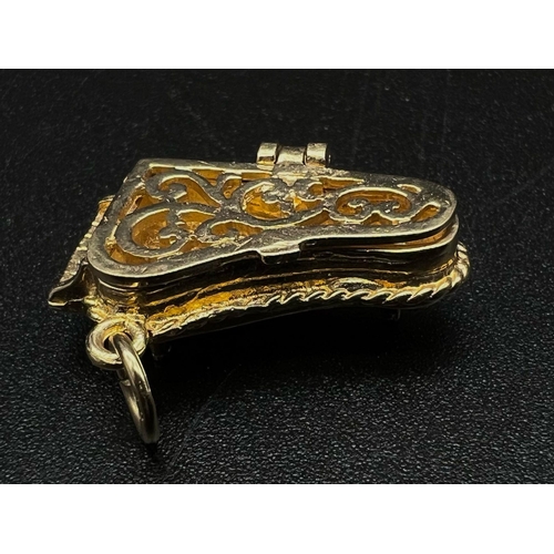 289 - 9K YELLOW GOLD PIANO CHARM WHICH OPENS 4G