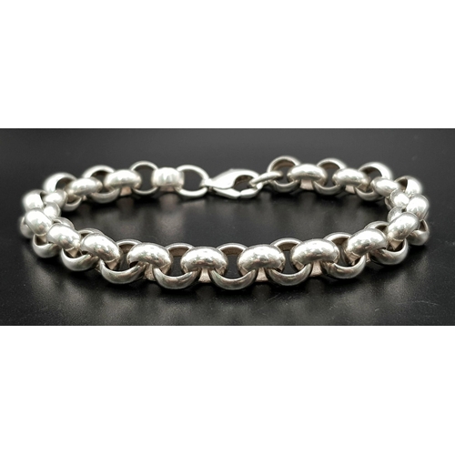 541 - A 925 Silver (tested) Circle-Link Bracelet. 19cm. 23.5g