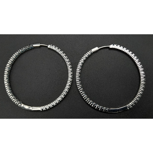 670 - A 9 K white gold topaz set of hoop earrings. weight: 9,5 g.