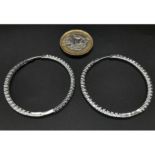 670 - A 9 K white gold topaz set of hoop earrings. weight: 9,5 g.