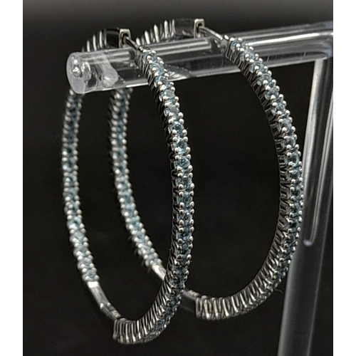 670 - A 9 K white gold topaz set of hoop earrings. weight: 9,5 g.