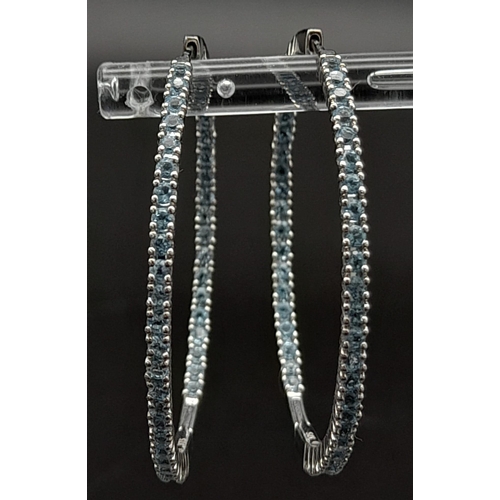 670 - A 9 K white gold topaz set of hoop earrings. weight: 9,5 g.