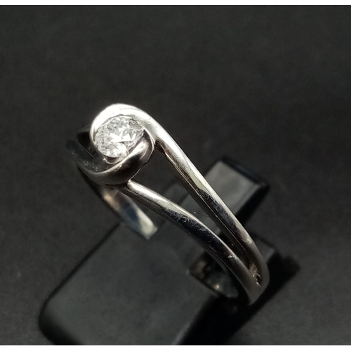 699 - 9K WHITE GOLD DIAMOND SOLITAIRE TWIST RING 0.20CT 4G SIZE S