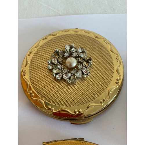 805 - Selection of vintage compacts to include jewelled  and enamelled.