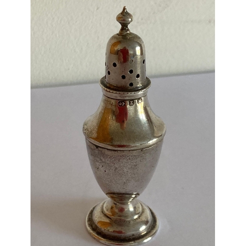 812 - Antique SILVER PEPPER POT having Hallmark for Birmingham, 1899. Some signs of use. 8.5 cm.