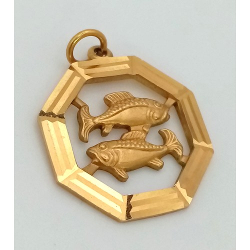 619 - A Vintage 9K Yellow Gold Pisces Pendant. 3.62g. 2.5cm